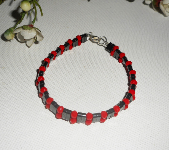 Hematittsteinarmbånd med røde krystallperler og 925 sølv