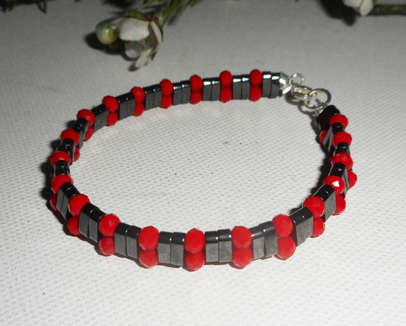 Hematittsteinarmbånd med røde krystallperler og 925 sølv