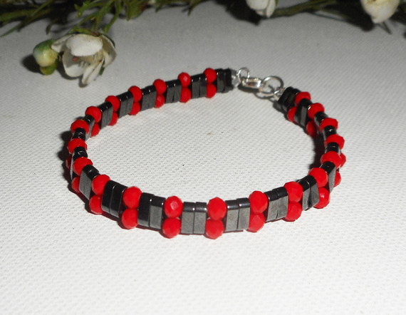 Hematittsteinarmbånd med røde krystallperler og 925 sølv