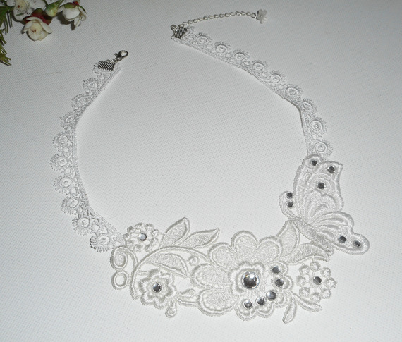 Hvit blondeblomst og sommerfugl seremoni halskjede med Swarovski krystall og perler