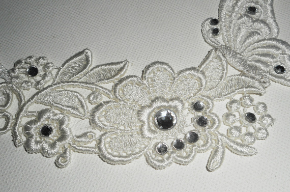Hvit blondeblomst og sommerfugl seremoni halskjede med Swarovski krystall og perler