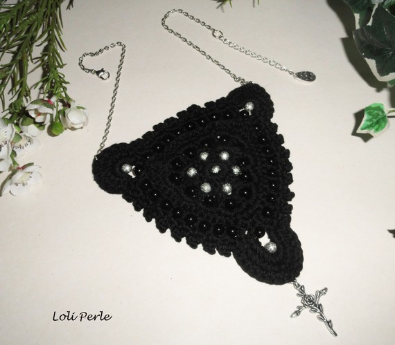 Svart heklet halskjede med broderte perler og kryss