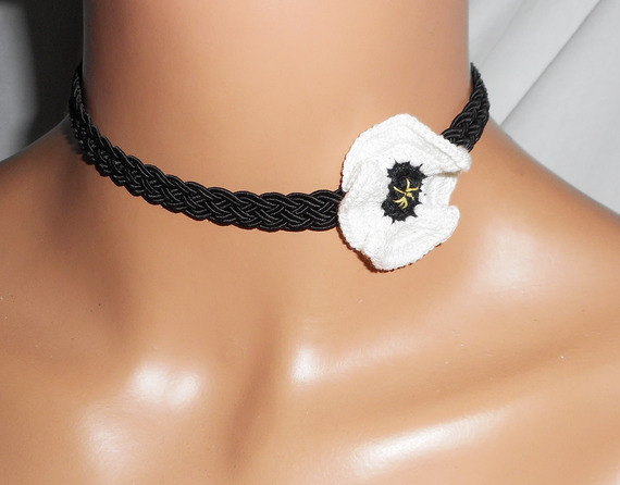 Hvit valmue choker halskjede på svart flettet snor