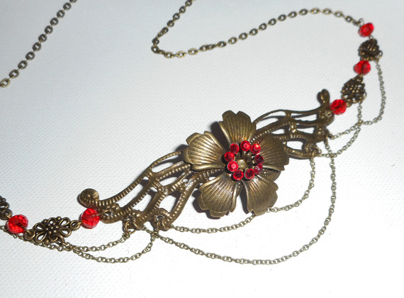 Bronse tiara med røde bohemske krystallperler og blomsterdesign