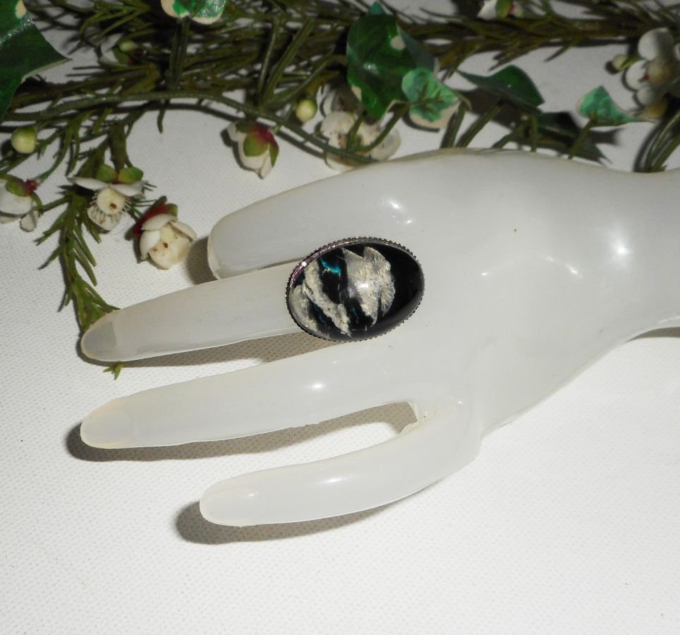 Cabochon-ring med beige svart glasskuppel