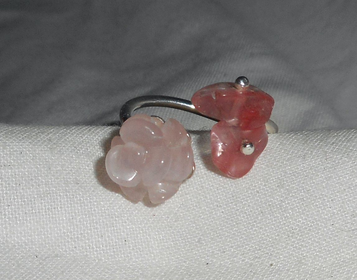 Ring med blomst og stein - rosa kvarts og sølv 925
