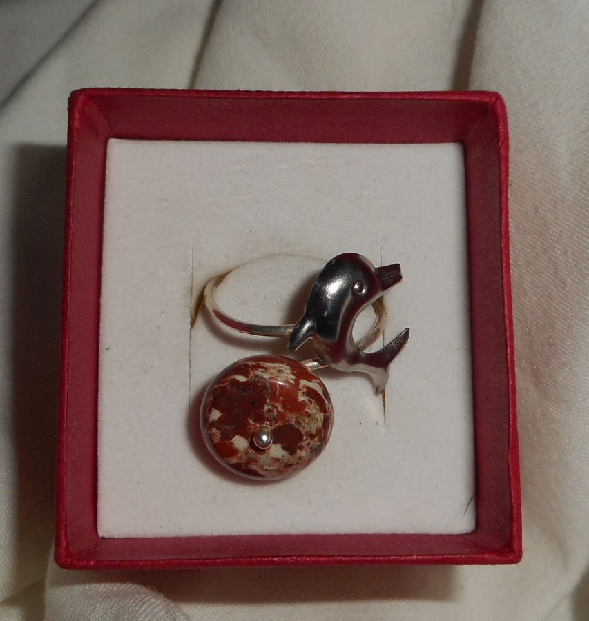 Original ring i 925 sølv med jaspisstein og delfin
