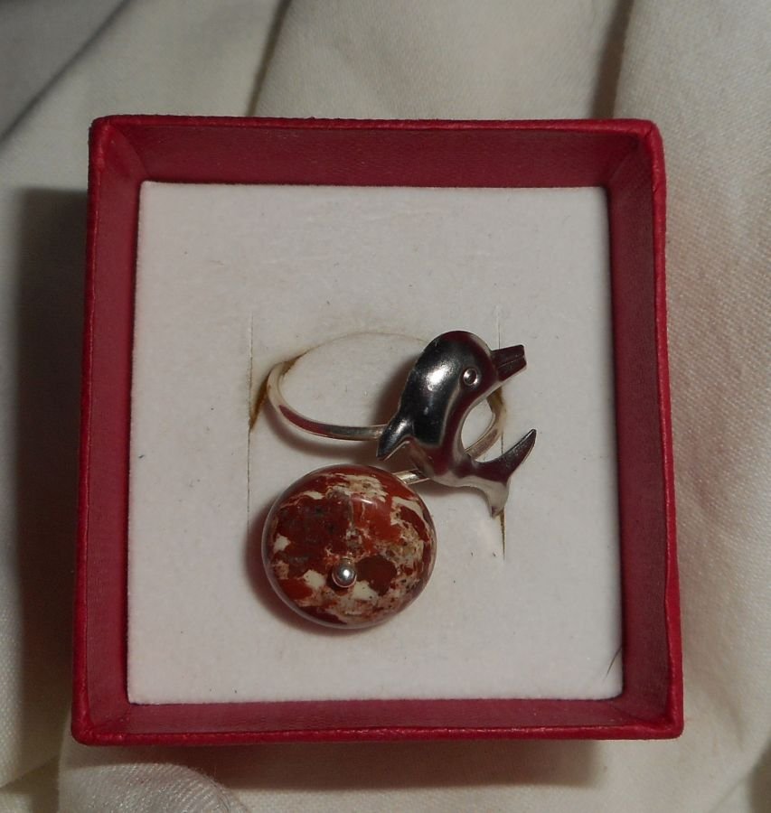 Original ring i 925 sølv med jaspisstein og delfin