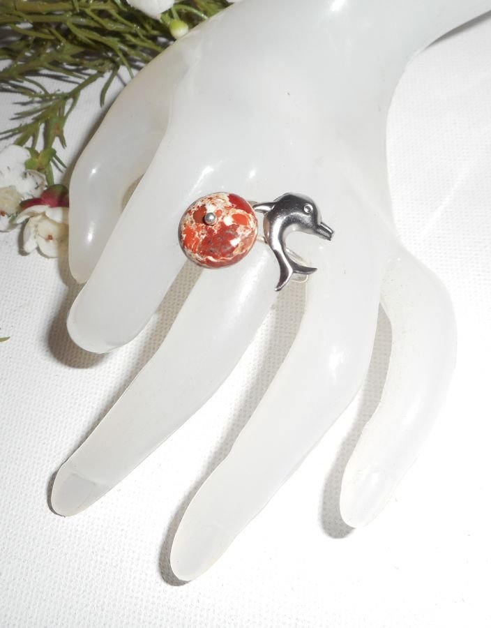 Original ring i 925 sølv med jaspisstein og delfin