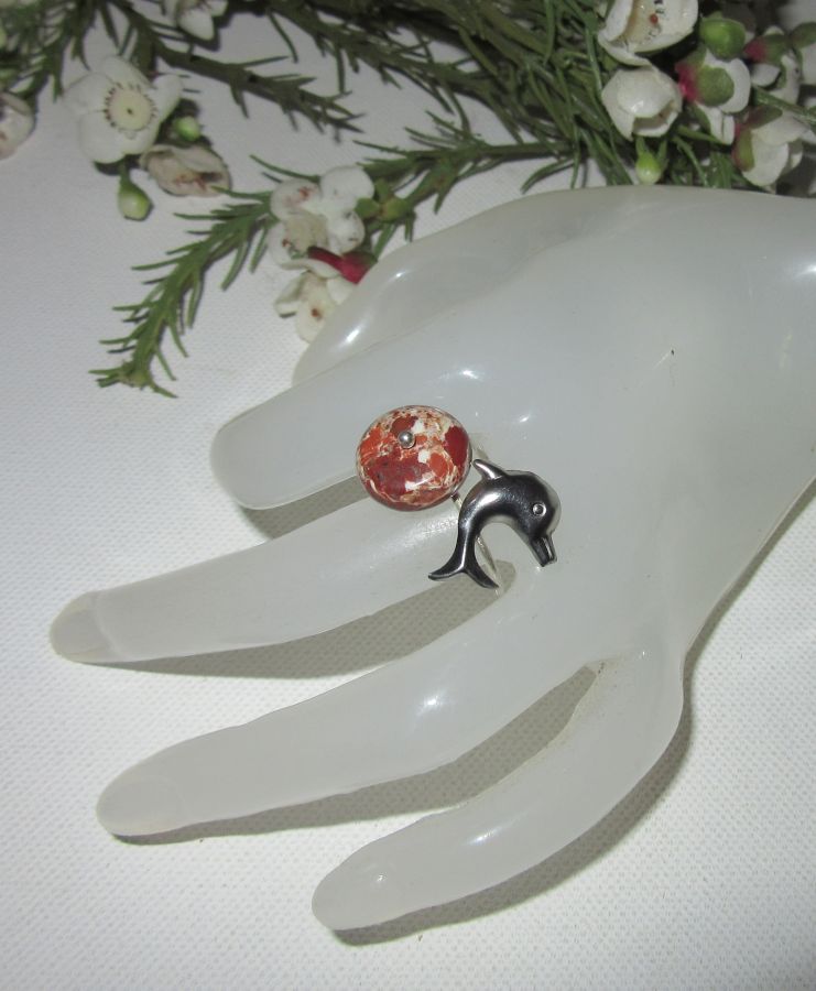 Original ring i 925 sølv med jaspisstein og delfin