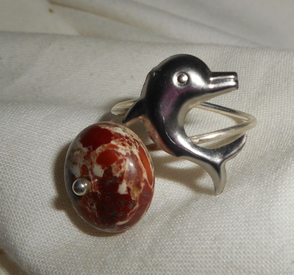 Original ring i 925 sølv med jaspisstein og delfin