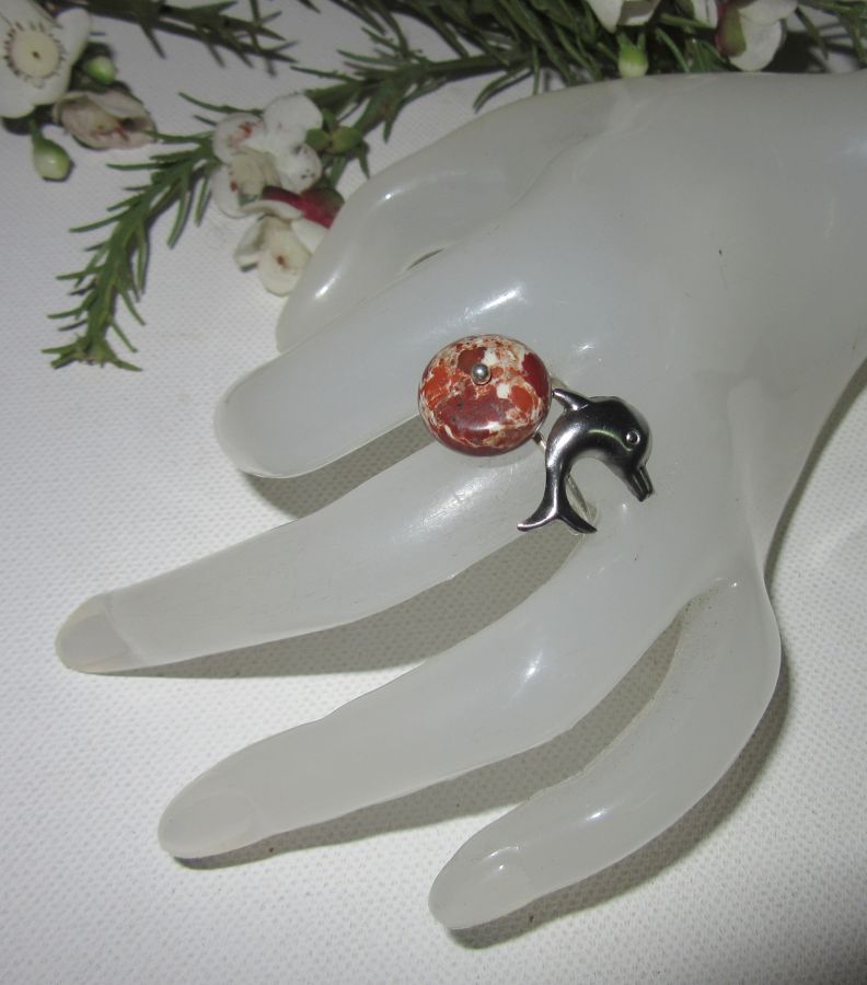 Original ring i 925 sølv med jaspisstein og delfin