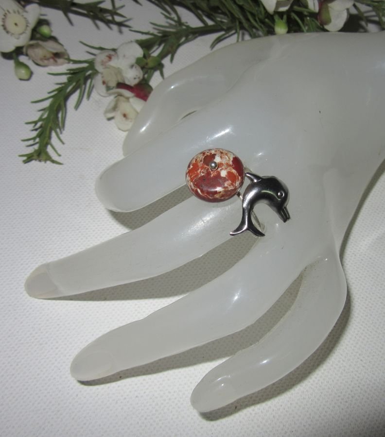 Original ring i 925 sølv med jaspisstein og delfin