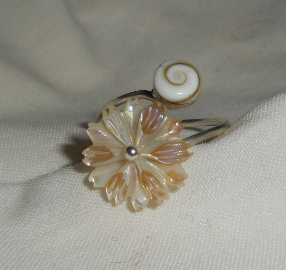 Original 925 sterling sølvring med perlemor tusenfryd og St. Lucia øye
