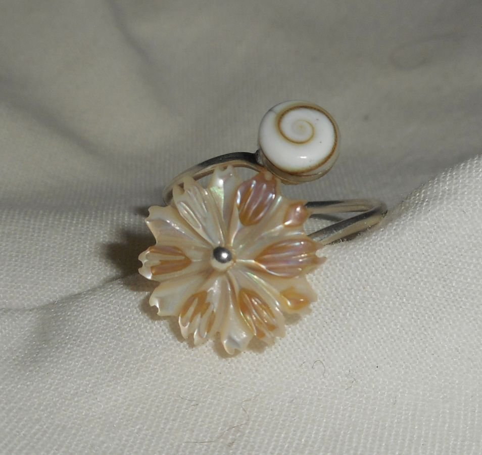 Original 925 sterling sølvring med perlemor tusenfryd og St. Lucia øye