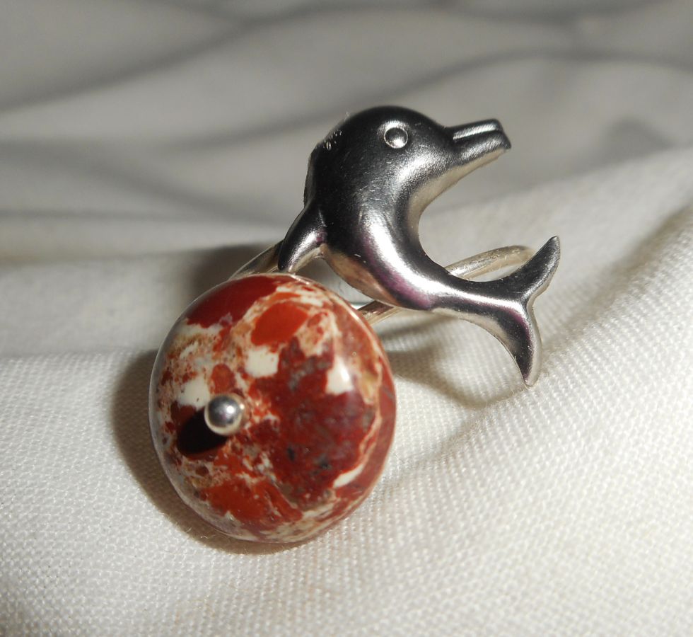 Original ring i 925 sølv med jaspisstein og delfin