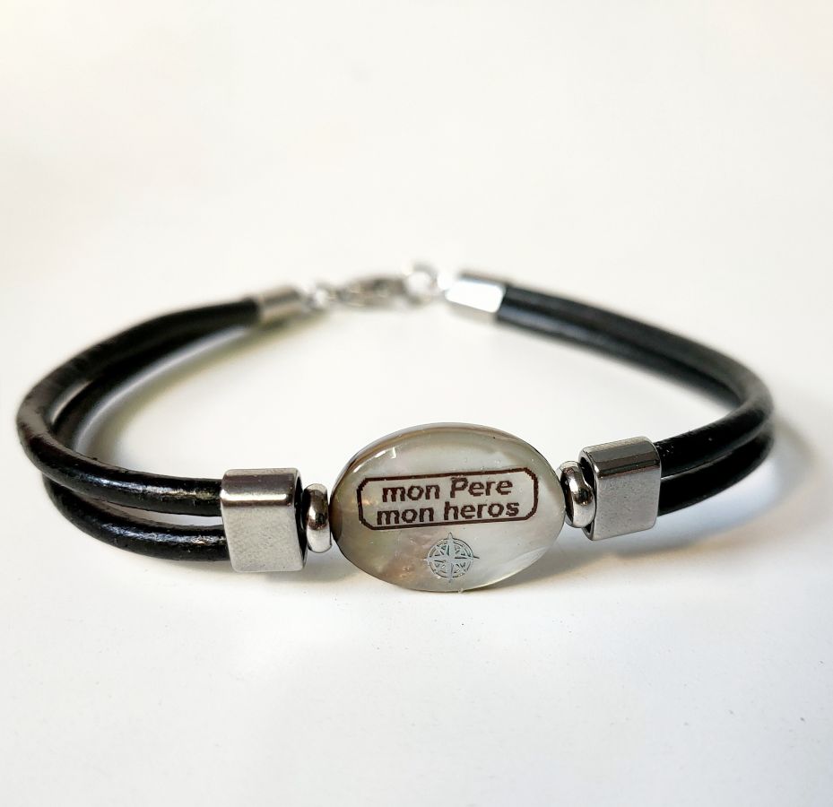 Perlemorarmbånd personalisert på lær