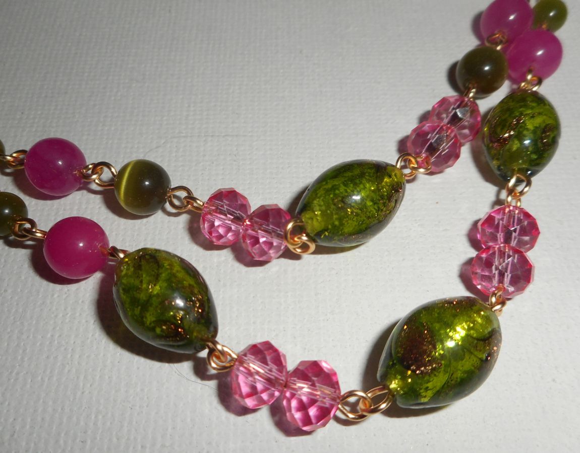 Muranoglass og rosa og grønt krystallhalskjede på stålkjede