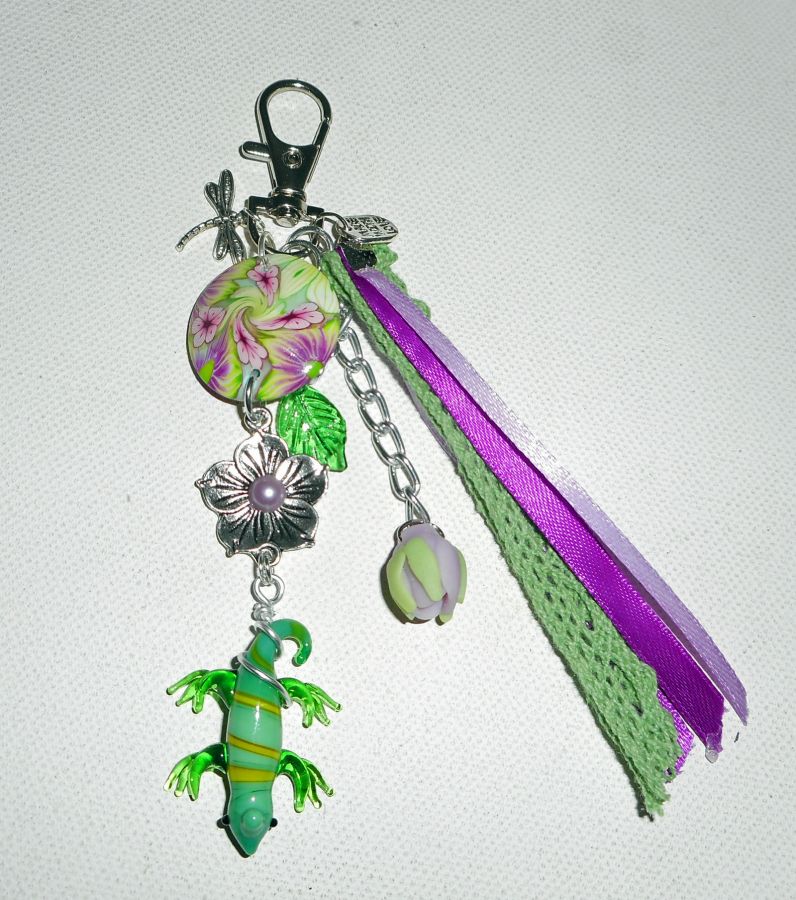 Glass-gekko nøkkelring/veske smykke med leire blomsterperler og bånd