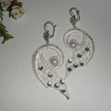 Hvite blonderøreringer med Swarovski-krystall og perler