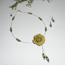 Halskjede sett med grønne perleperler i glass og krystallkabel med lærrose