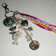 Nøkkelring / veske smykker hvit dukke med perler og flerfargede bånd